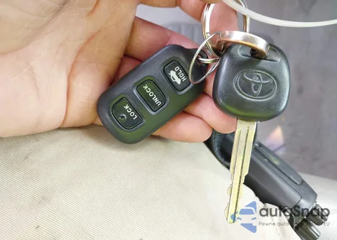 2004 Toyota Camry Xle из США, поврежденный, VIN 4T1BE30K74U917735